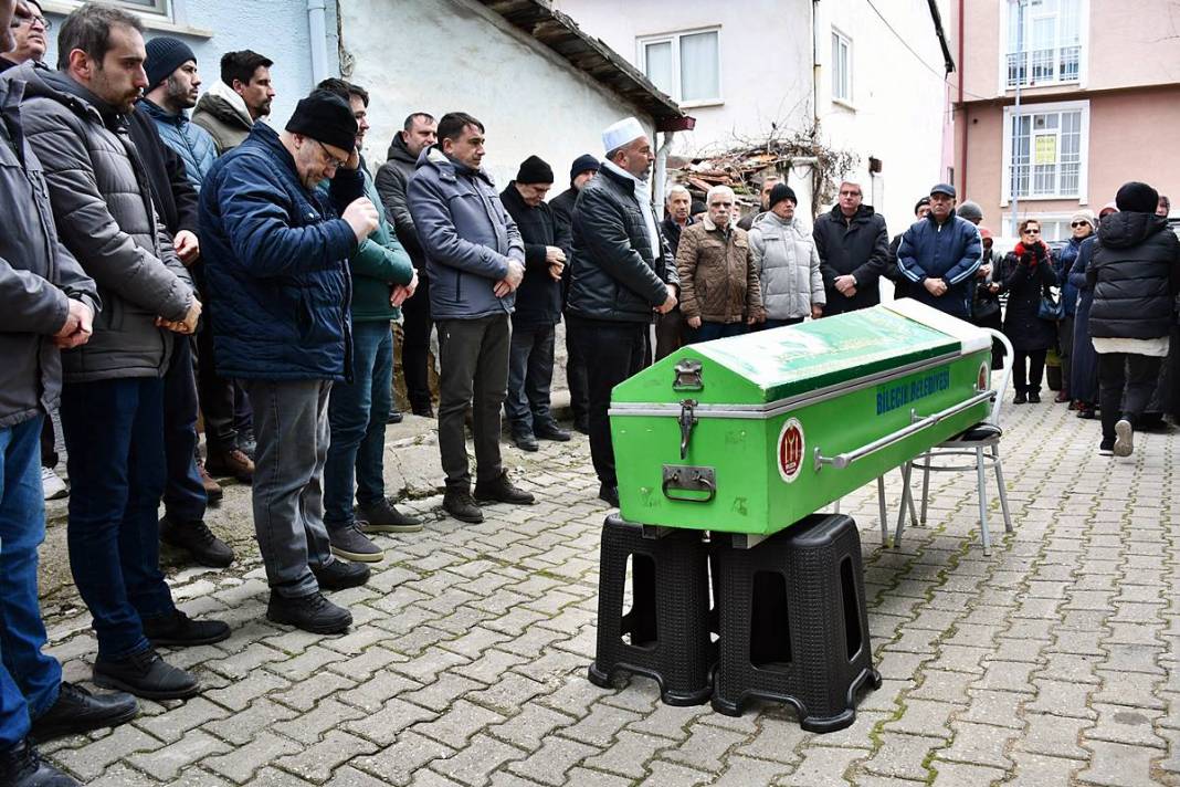 Ölen adamın cenazesini o arabanın üzerine koyup gezdirdiler! Meğer vasiyeti böyleymiş, yıllarca gözü gibi bakmış 4